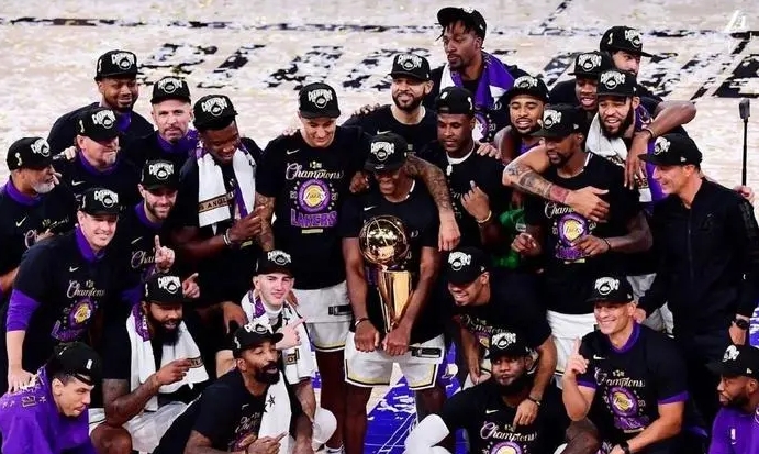 老詹下赛季大概率离队 有啥说啥
说句不好听的 这么多年nba看过来 球队没给续约