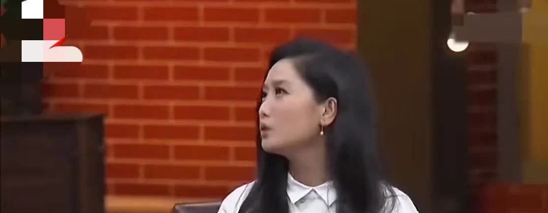 歌手玲花说：“大家从一开始知道《凤凰传奇》的时候，都觉得我和曾毅是情侣，其实我俩