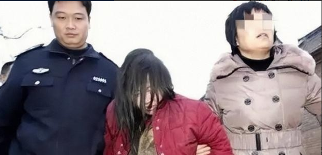 “她才18岁啊！”2010年，湖北警方在一个地窖里，救出两个被囚禁的小女孩儿，亲