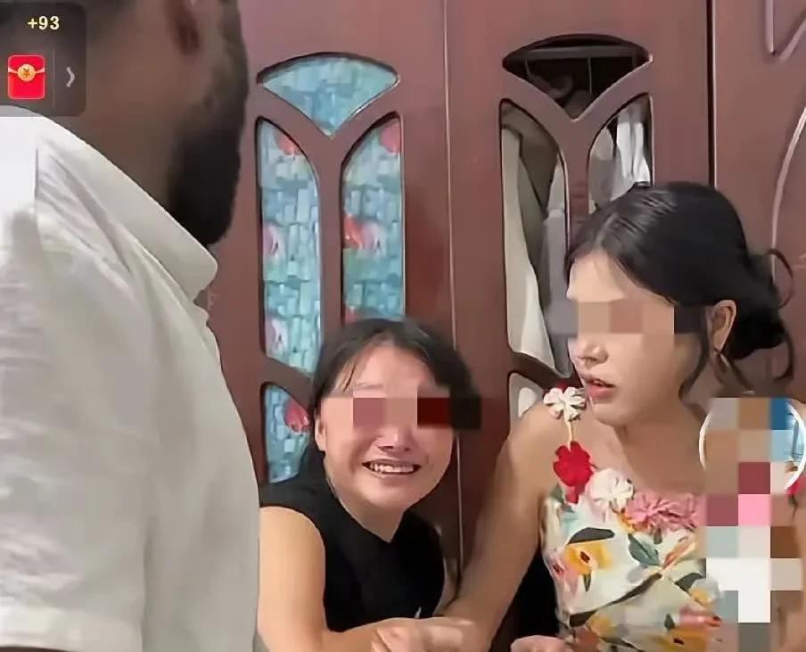 非洲黑人到底是有什么魔力呀，竟能让这位女子死心塌地要跟他走，家人和朋友拦都拦不住