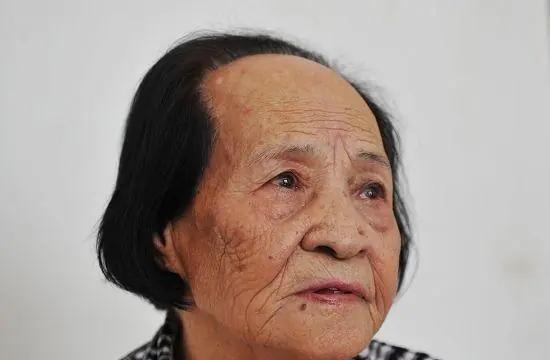 1944年，日军将一个光着身子的少女扔到了河边，临走时还踢了几脚，冬天的河水冰冷