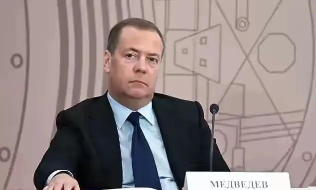 梅德韦杰夫被打脸了！
俄罗斯克里姆林宫总统新闻发言人佩斯科夫紧急出面澄清，梅德韦