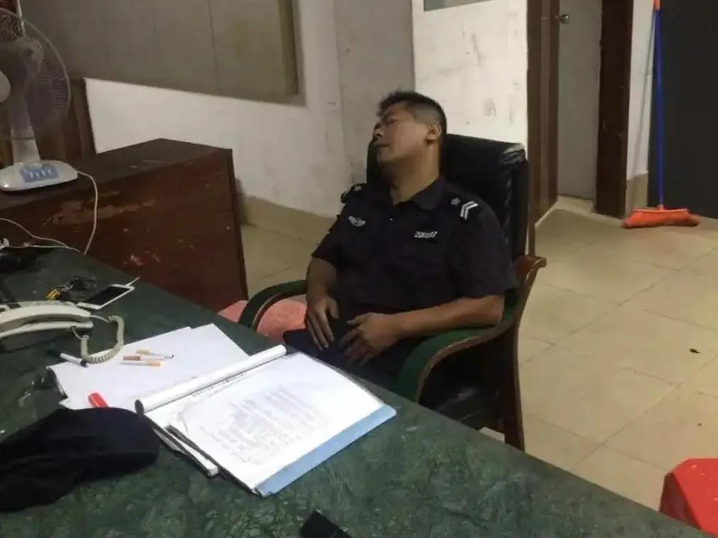 说实话，现在很多保安都是在混日子，就像我们旁边小区的保安，有不少人是打两份工。他