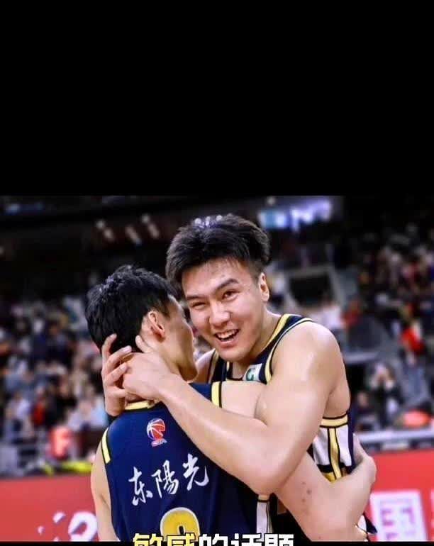 黄荣奇续约现场神操作！谈判桌上突然蹦出句：“长辈催婚都没您急啊！”全场笑崩。
