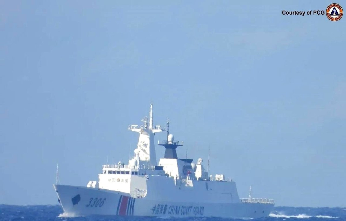 中国海警跟踪菲律宾船只











---











今天
