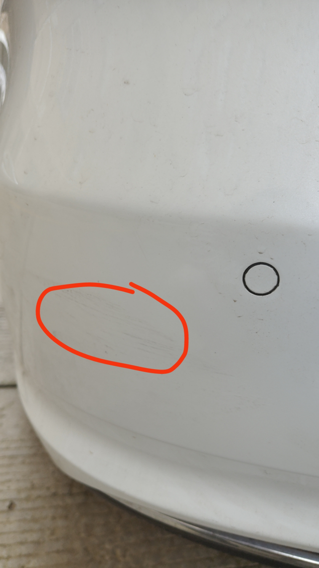 不小心把对方车蹭了
这是对方车，侧方的时候不小心蹭了，这种私了一般给他多钱合适