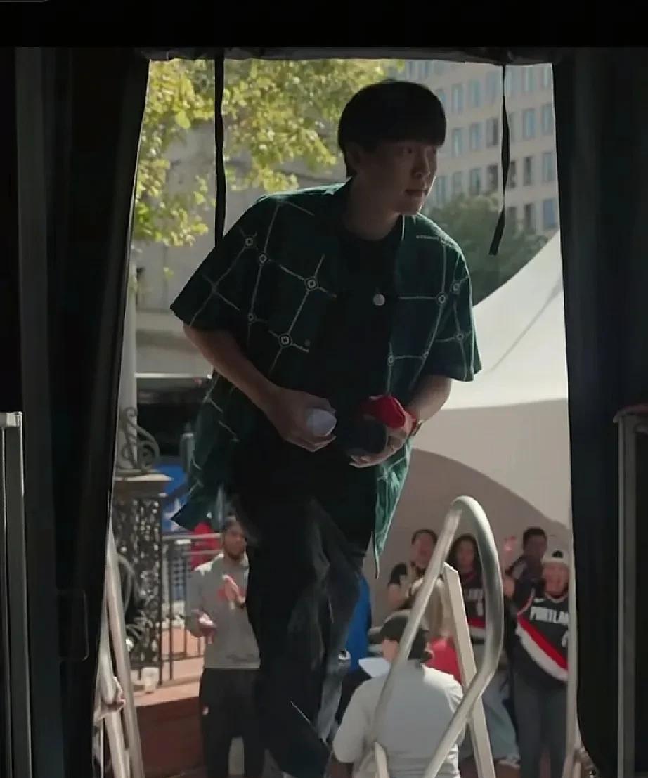 杨瀚森这人气可以啊，利拉德笑得开心！
近日，开拓者举行了球迷见面会，杨瀚森和利拉