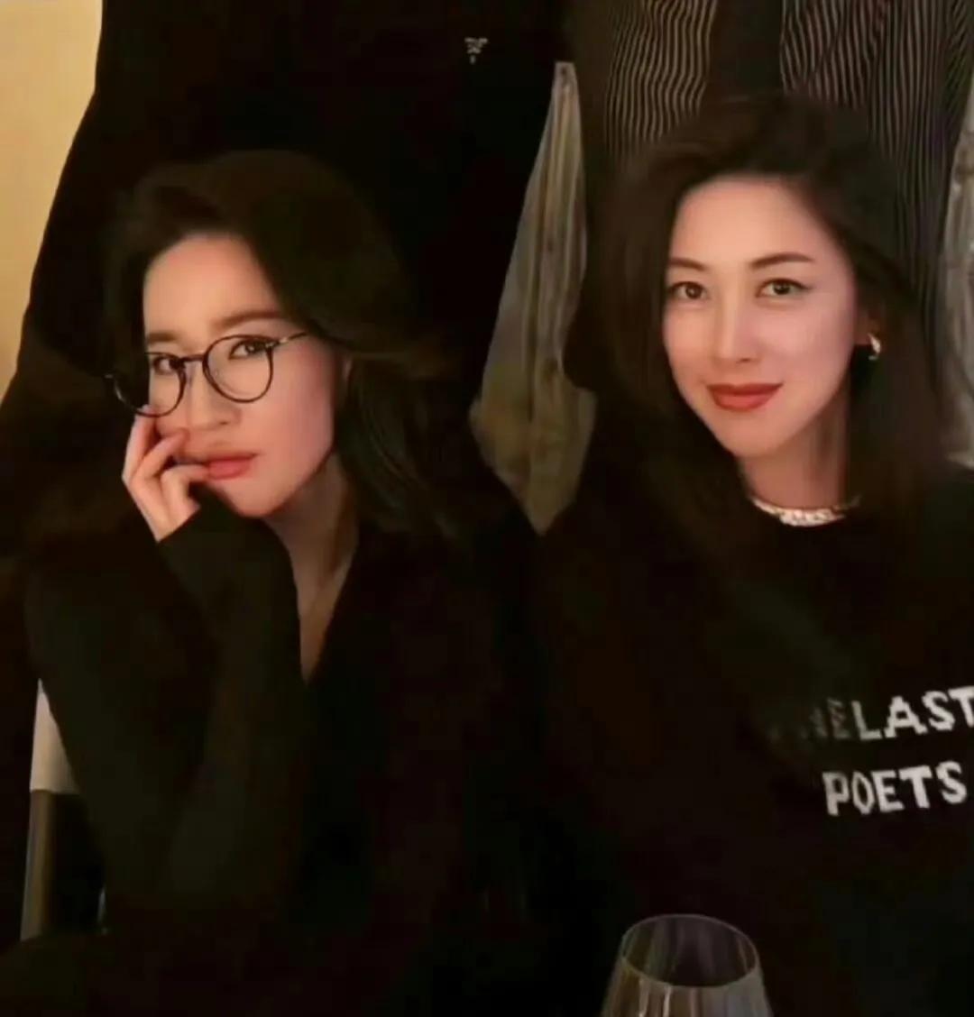 两人的美貌难分伯仲，原来竟是因《玫瑰的故事》结下的友谊，一直以为她们早就相识了呢