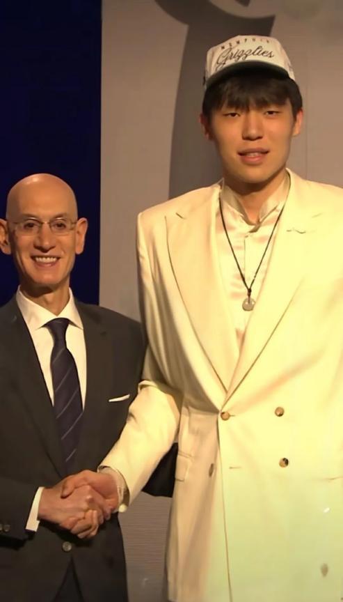 杨瀚森首轮16顺位被选中，诞生了五大赢家:
一  杨瀚森本人，在自己生日当天超出