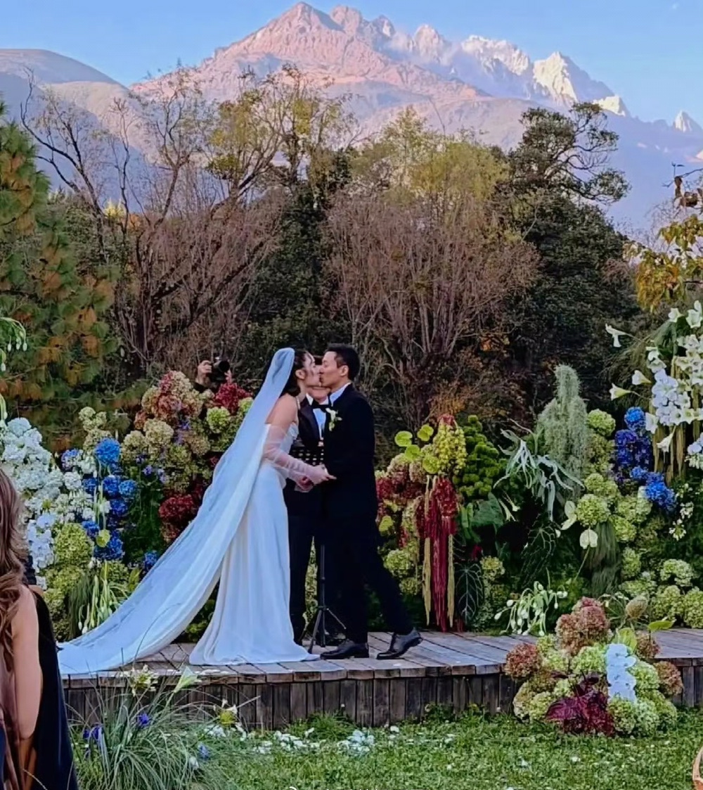 现实的香港豪门婚礼！！底气与实力。
霍家迎娶儿媳妇在风景秀美的玉龙雪山脚下，欧洲