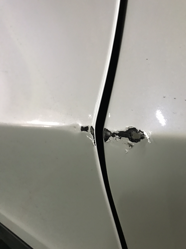 蹭到柱子了
技术不好，倒车入库蹭到柱子了，改色膜毁了，还伤到了车漆，车门还有点变