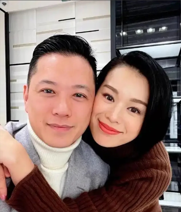李乘德其实是一个好老公！

你们都夸大“夜店风波”了 ！

胡杏儿的老公李乘德，