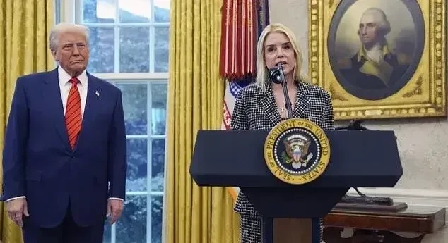 美联邦法官拒绝了司法部要求公开爱泼斯坦案大陪审团记录的申请。



佛罗里达州法