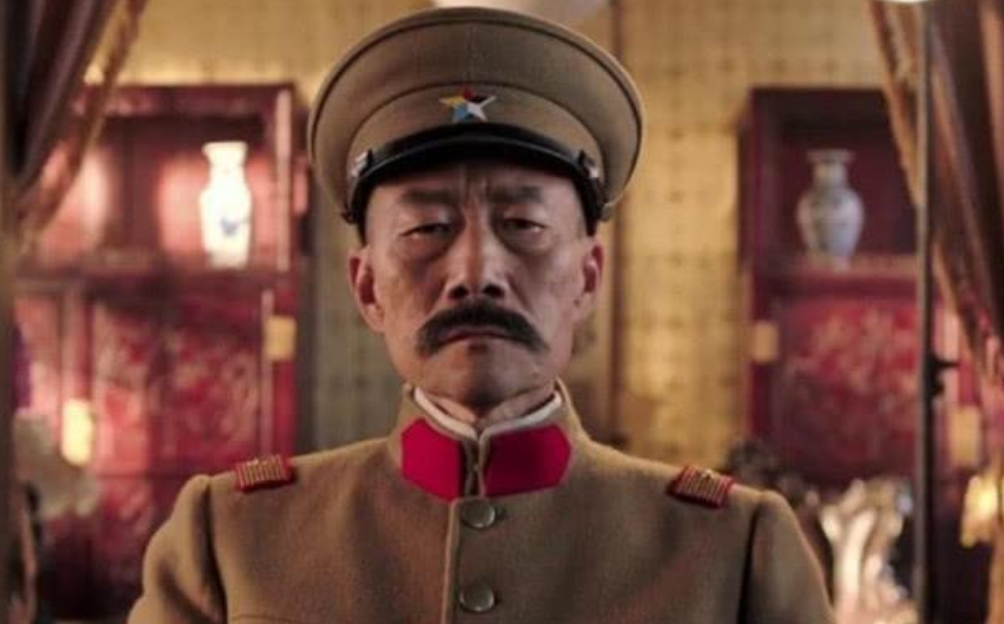 1891年，16岁的张作霖落难乞讨，孙寡妇看中了他，解开衣扣，掏出一块腰牌给他“