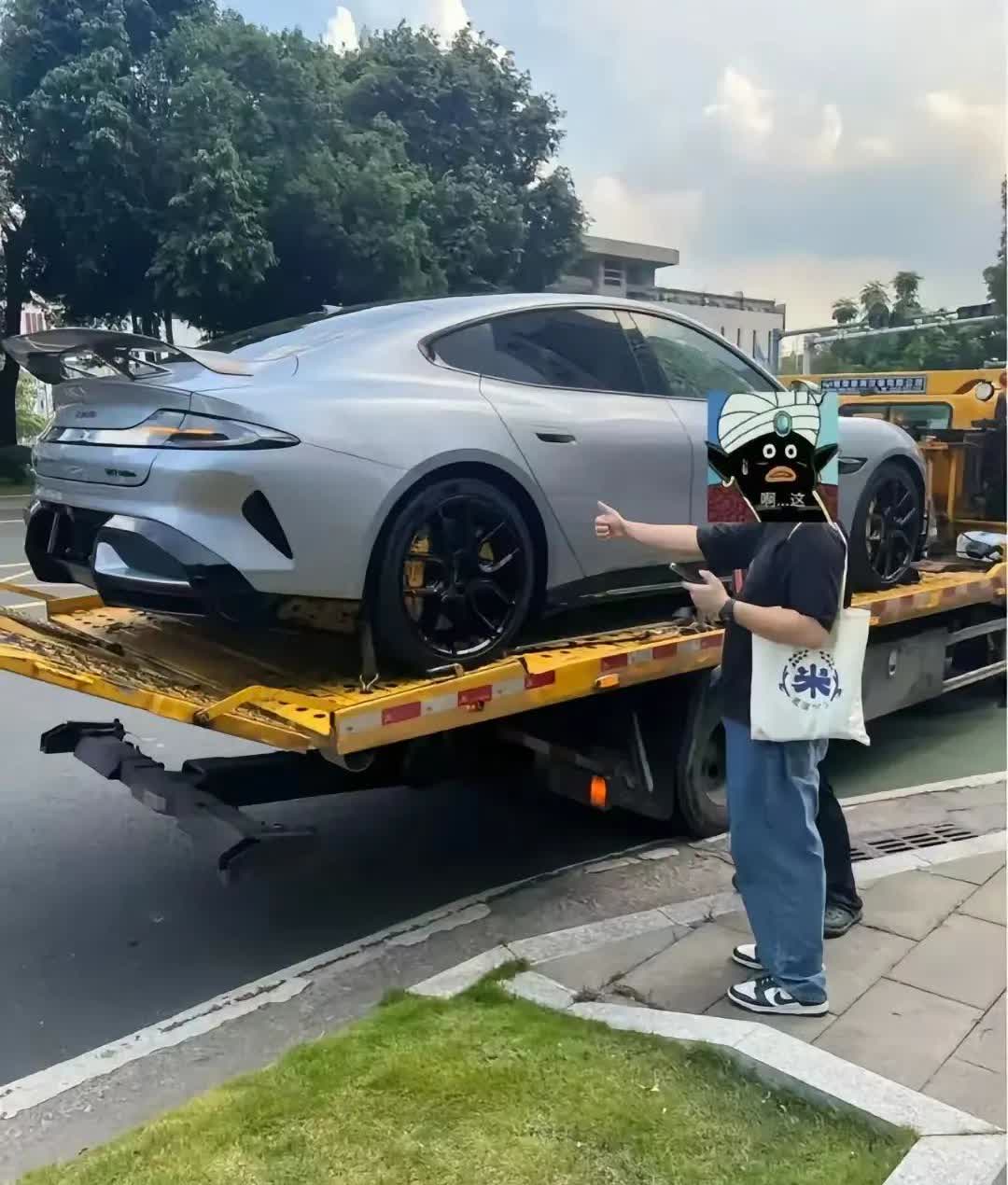 真是活久见，号称造车领先品牌，一个能打的都遇不上的小米SU7Ultra才交车6小