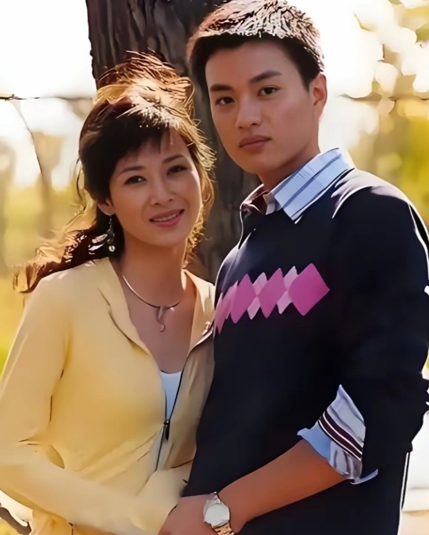 当年郝蕾与周一围热恋中的一张留影，后来分手郝蕾嫁富豪老公如今淡出大众视野
