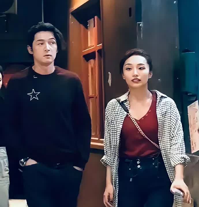 胡歌真的告诉了所有男人一个道理，找女朋友和找妻子是不一样的，女朋友是可以性感多情