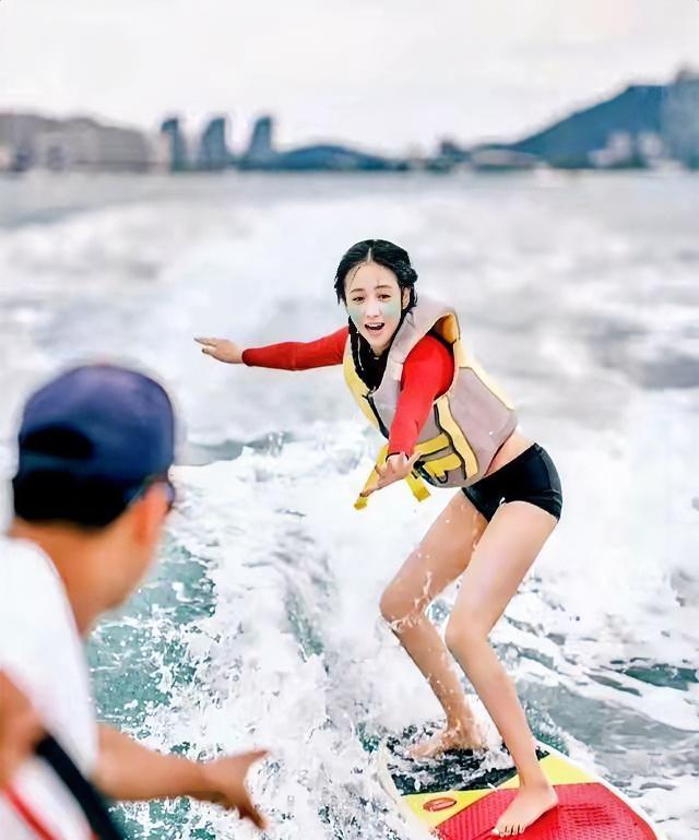 佟丽娅，164cm，水上冲浪看着有点害怕，不过这小脚丫站着很稳，美脚啊！你们看看