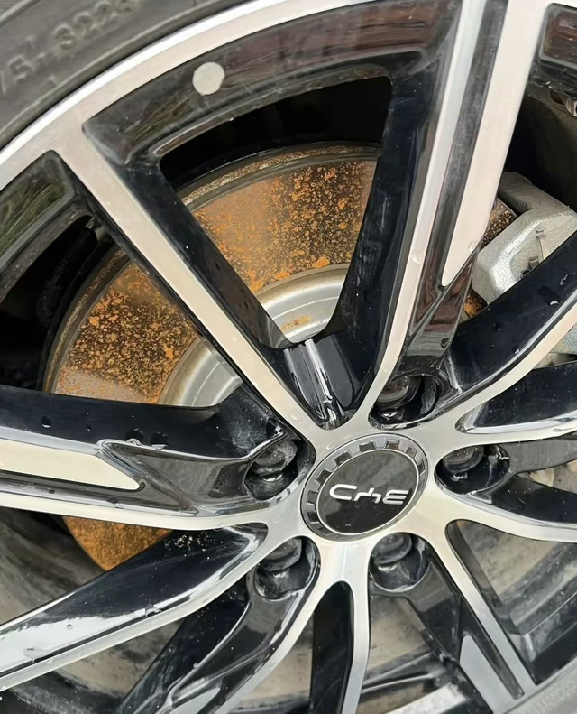 楼下比亚迪刹车片锈斑斑是否是正常情况？
路过楼下的比亚迪宋pro，看到相片所示，