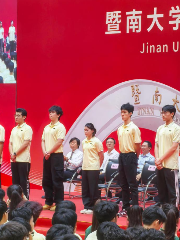 全红婵参加暨南大学开学典礼，小小一只像小学生