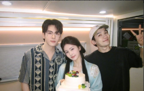 7月23日，于正回应《临江仙》庆功宴安排，明天在宁波，白鹿曾舜晞都会参加，于正表