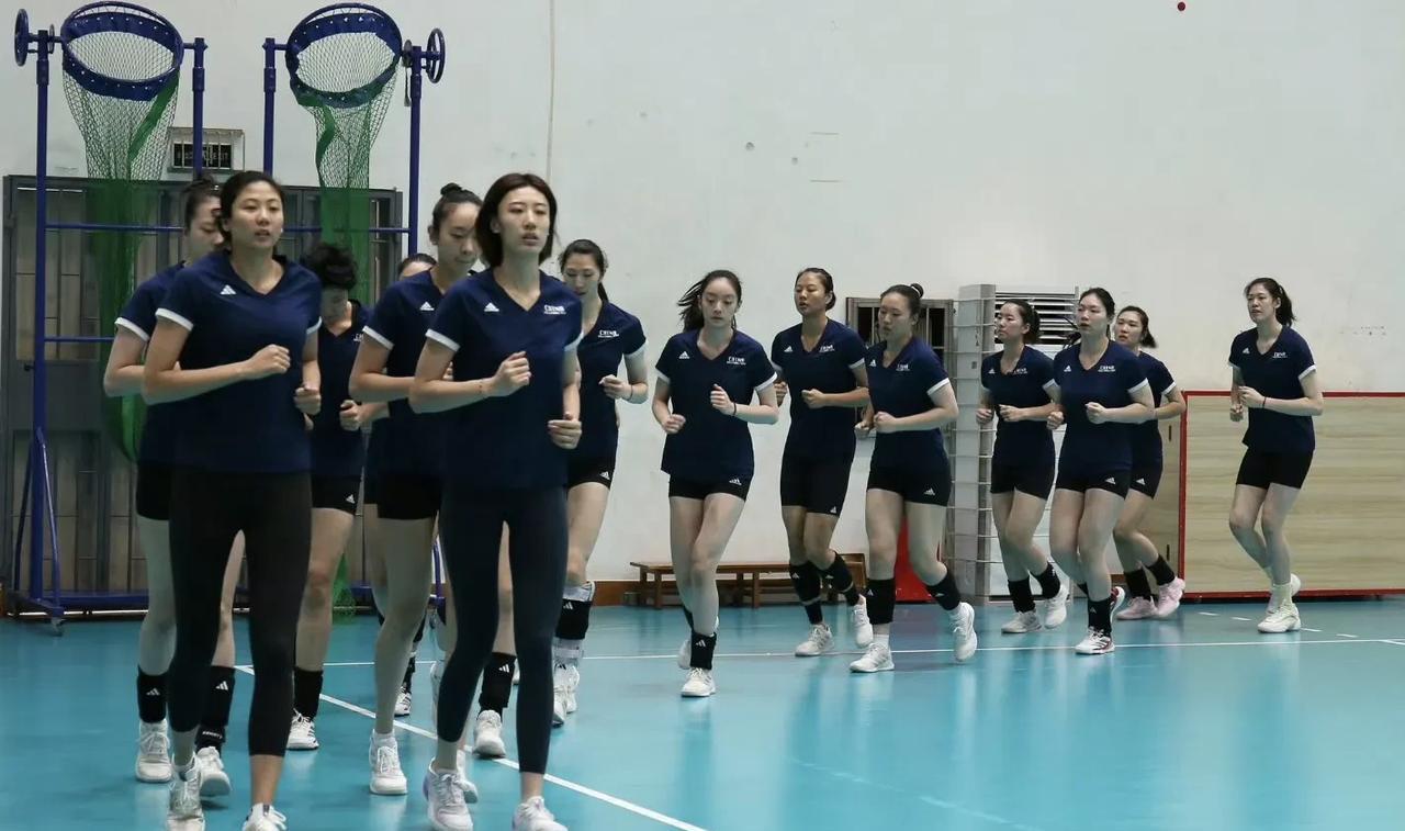 【李盈莹归队，高意补齐副攻线】
下图为中国女排近期的训练照片，照片显示李盈莹已经
