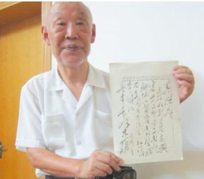 1950年铁匠朱其升看到家家户户都挂上了毛主席头像，他越看这个人越眼熟，于是偷偷