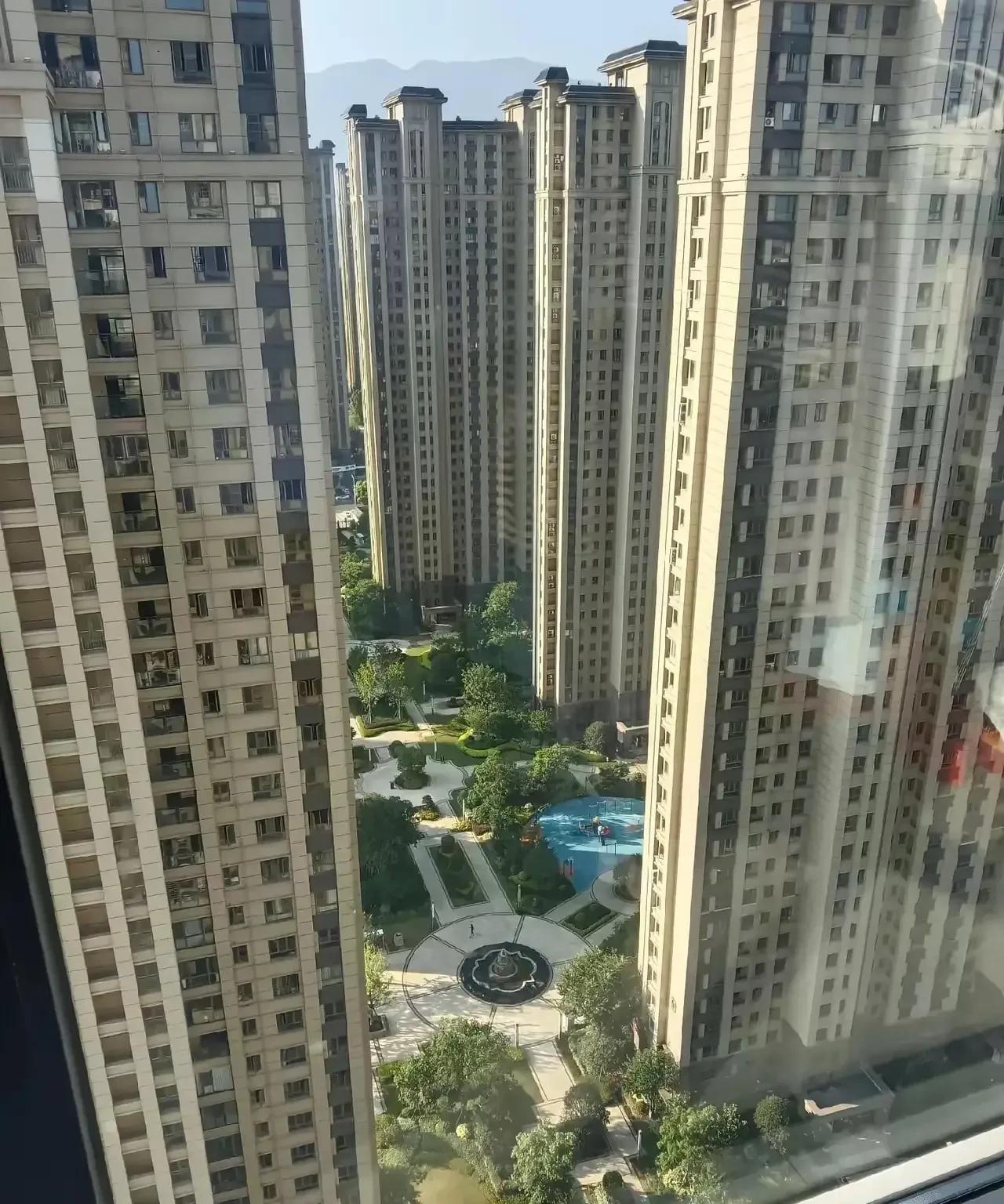 满分作文——《向光而行》
     光总是在不经意间照亮前路，就像清晨推开窗时涌