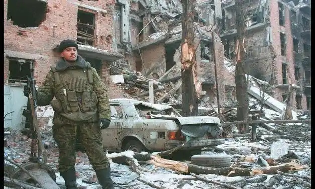 在1999年12月初，俄军开始对格罗兹尼发起进攻，这场战役成为了第二次车臣战争的