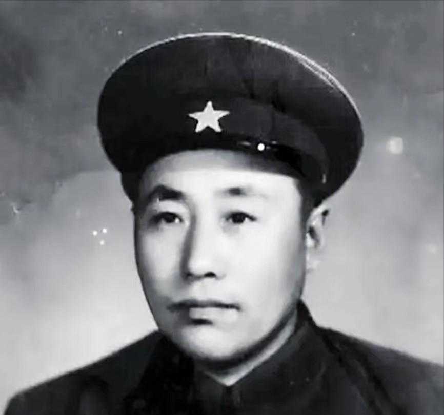 1946年9月，北平市西直门。地下党员李才在西直门边上不远处的一个茶摊前面，看似