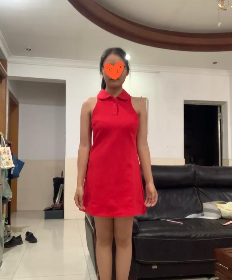 闺蜜结婚买了一条小红裙，却被同事吐槽太丑了，红色不适合穿去别人婚礼……
我问，那
