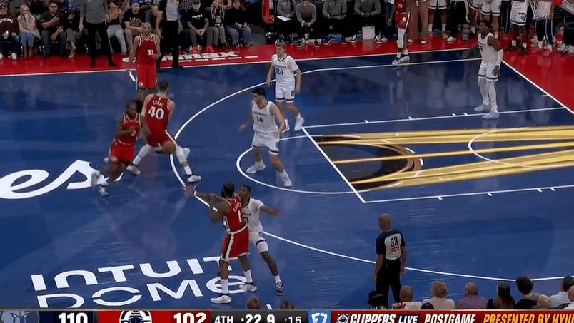 伦纳德加速突破单臂劈扣已得36分，快船落后6分剩16秒