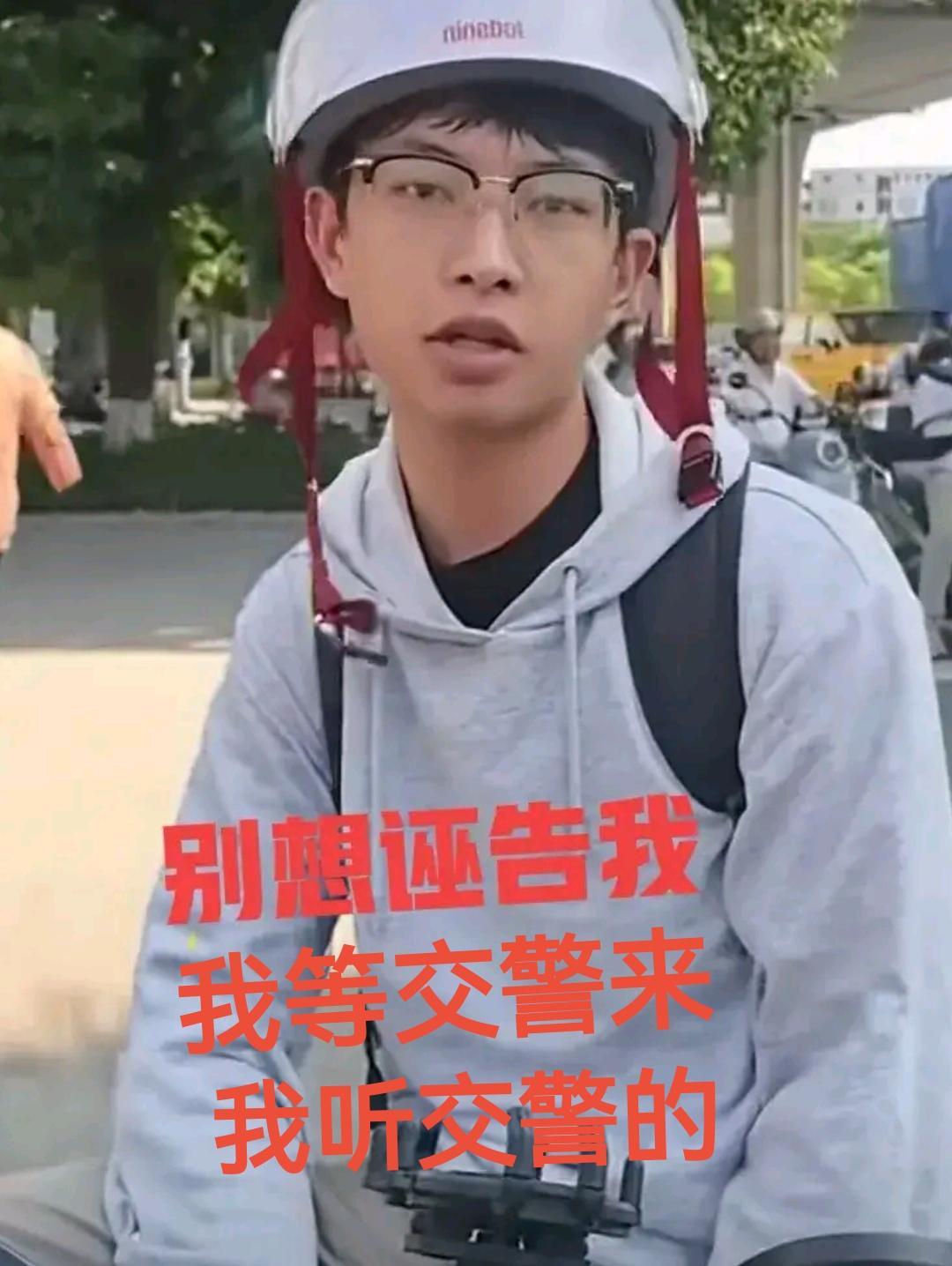 这是“女拳”第一次打败仗吧？
一男生正在等红绿灯，一女生不看路逆行撞了过来，事故