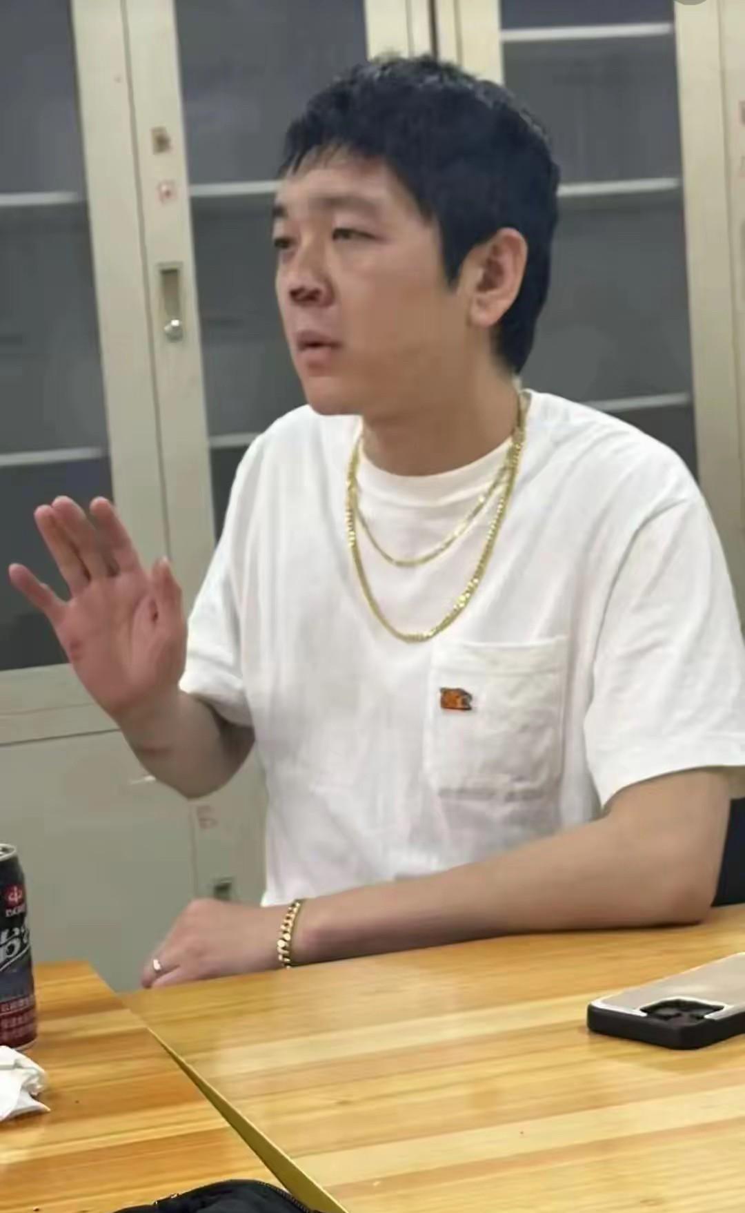 曝马思纯男朋友被打了！调解画面曝光
被一拳打中了鼻子[捂脸][捂脸]还抡起酒瓶子