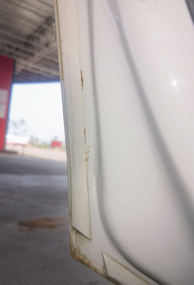 领克01后排双门生锈
领克01后排两边门内侧都在同一个位置生锈，真服了