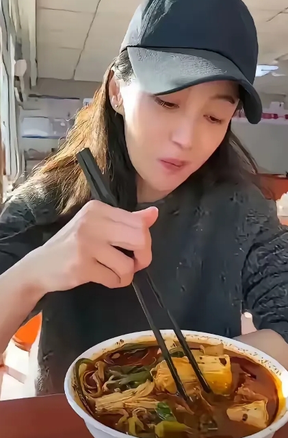 姚笛也不要在大众面搞得好像很凄惨一样！可别忘了自己当年是有多嚣张。
当年的她在节