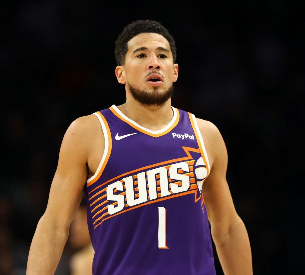 太阳核心遭遇伤病打击！
Shams重磅消息：太阳核心布克遭遇右腹股沟拉伤，将在一