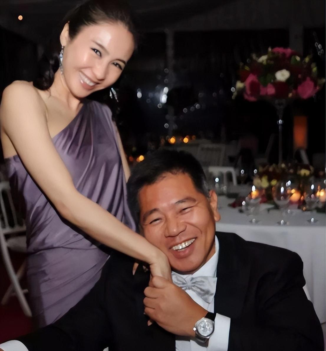 黎姿决定嫁给马廷强时，母亲哭着问她：“你父亲残疾，弟弟残疾，如果嫁个丈夫也残疾，