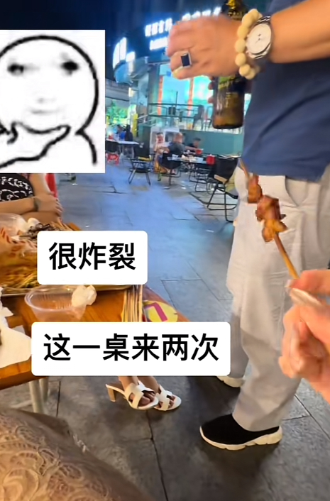 太霸气了！” 广西南宁，两女子打扮的时尚漂亮，在夜间去吃路边摊，吃的正开心，邻桌