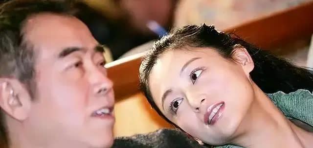 一次，陈凯歌带陈红去澳大利亚旅游，在商场挑衣服，服务员说了一句：“你老婆真漂亮”