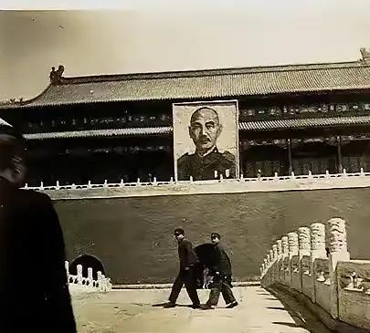 1946年的天安门挂有蒋介石的画像，北京那时侯是傳作义的地盘，蒋是名义上的老大。