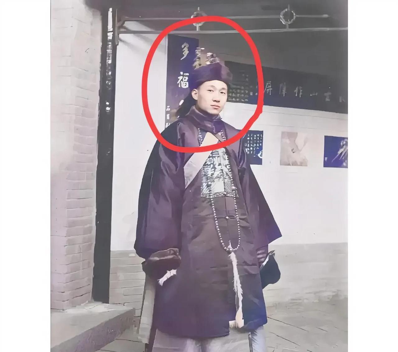 一张拍摄于1910年的老照片，大家看看这位身穿清朝官服的男子是谁！这才是他年轻时