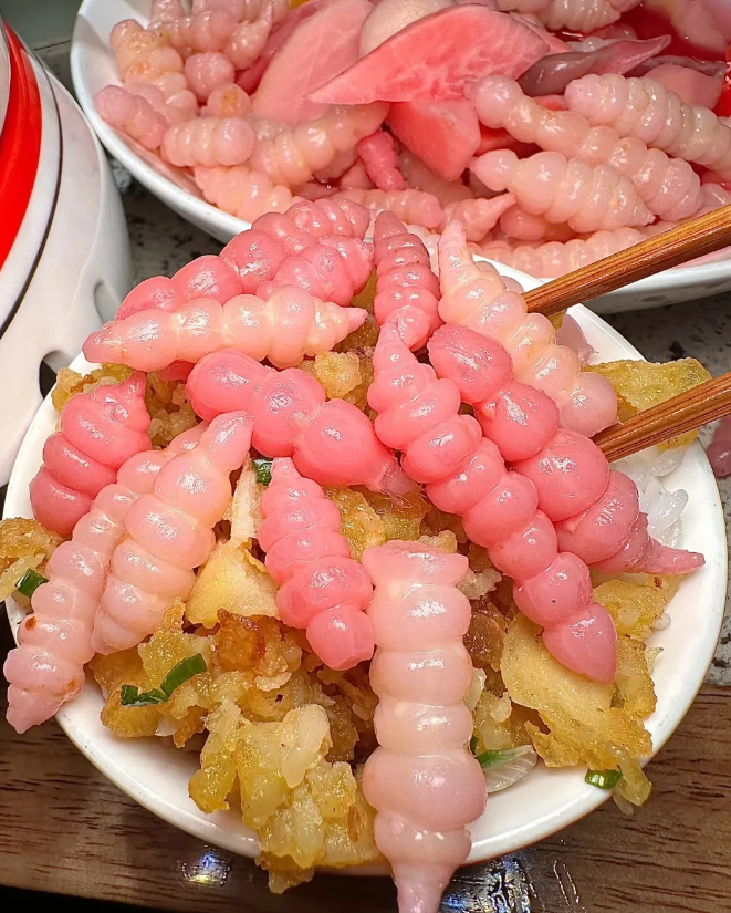 请问四川的网友
这个是什么美食小吃？
为什么是这个颜色？
第一次见，有人能告诉我