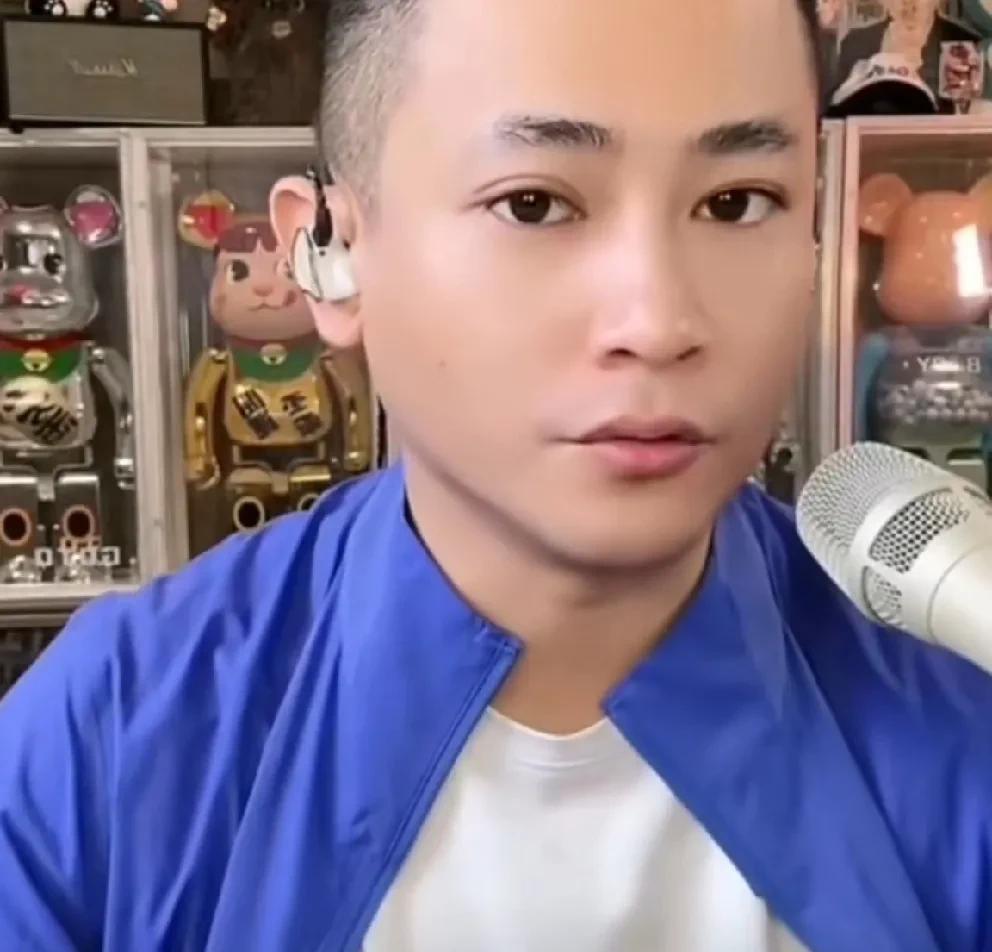 吴迪讲述迪爸被电动三轮车撞飞，开颅手术现在还在icu，后脑勺着地头骨裂开！
  