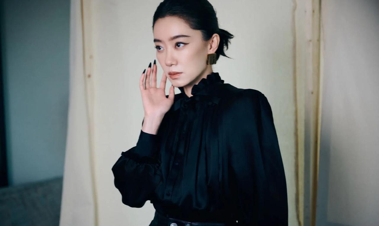 救命！张小斐暗黑造型杀疯了！一身All black战袍气场全开，紧身皮裙勾勒火辣