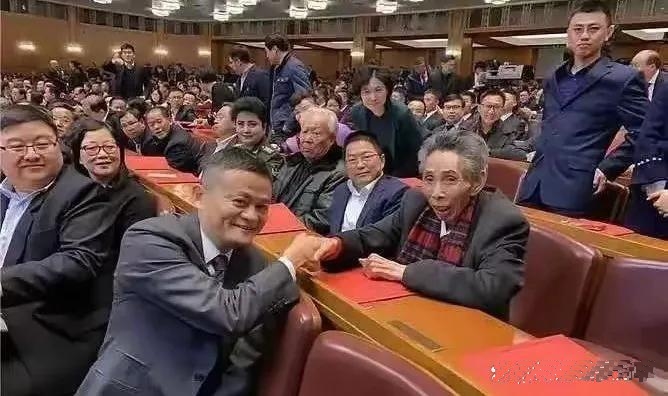 与马云握手合影的老人，叫谢高华(1931年-2019年)，浙江衢州人，曾任义乌县