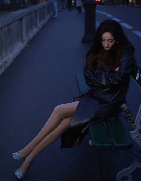 星野长鸣，夜巴黎风格，幂幂街头椅子大片