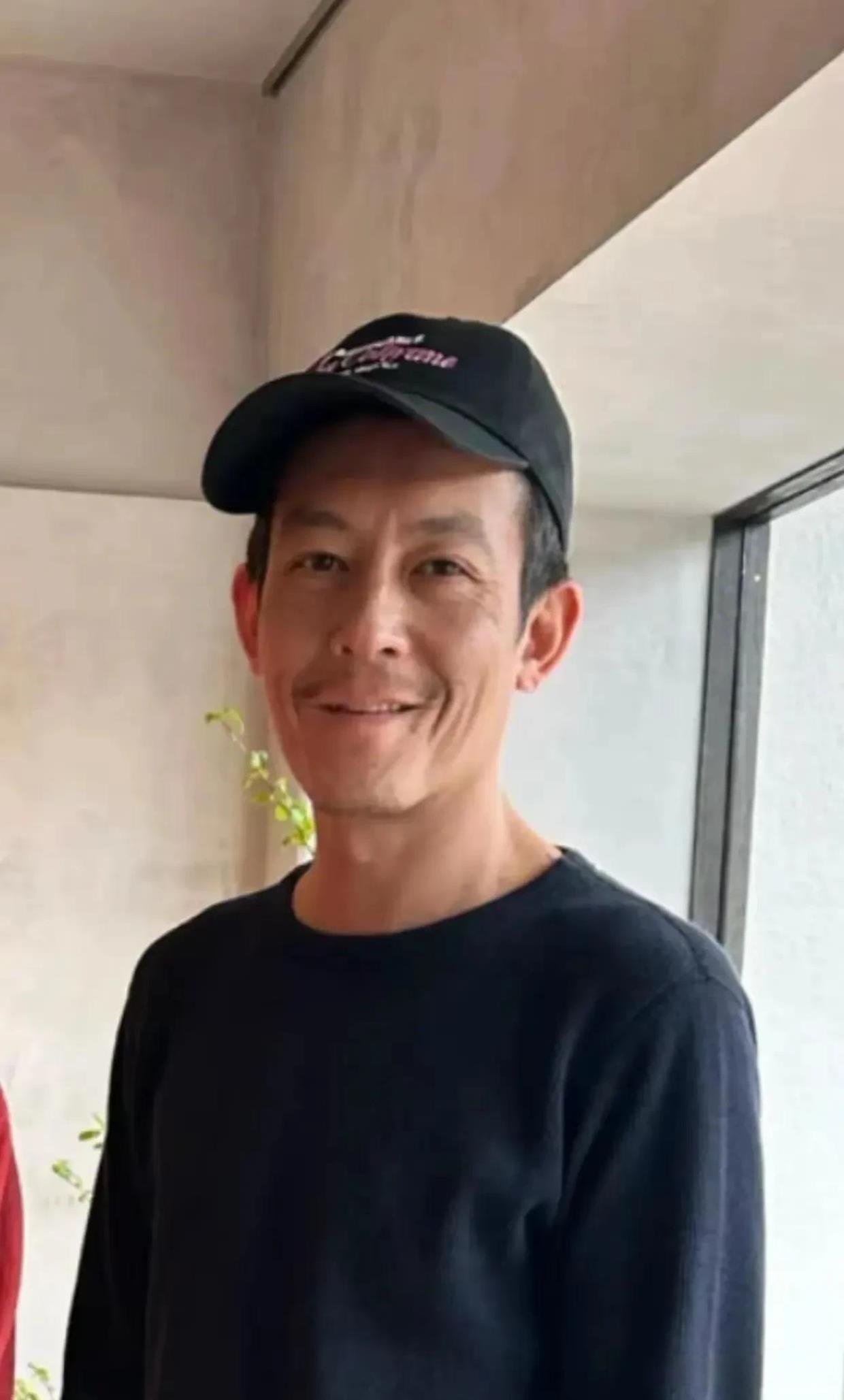 你敢相信照片上是同一个人吗，不认识的还以为是工地上搬砖的农民工呢。
他年轻的时候
