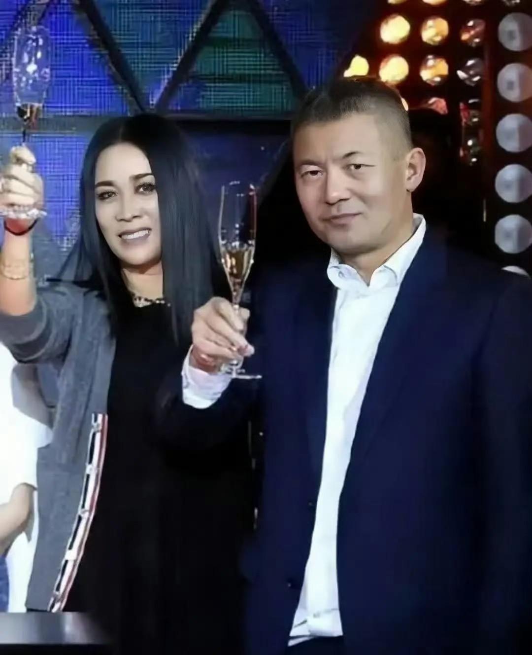 万万没想到，前几天预告的“国民级女星后院起火”竟然是指那英和她老公。
明明在刚播
