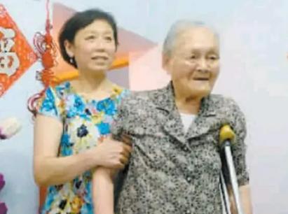 2006年，四川的5名子女把保姆当亲妈照顾，却将自己真正的母亲送进养老院，甚至还